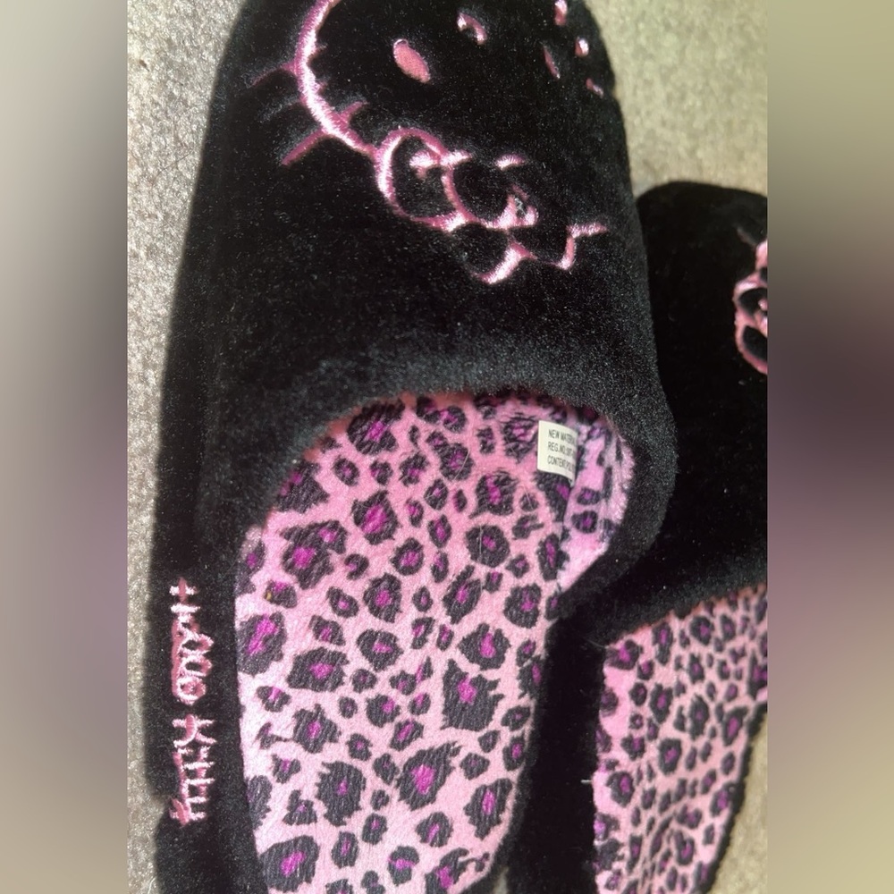 Hello Kitty Size 5/6 Slippers 💖 - Picture 2 of 4